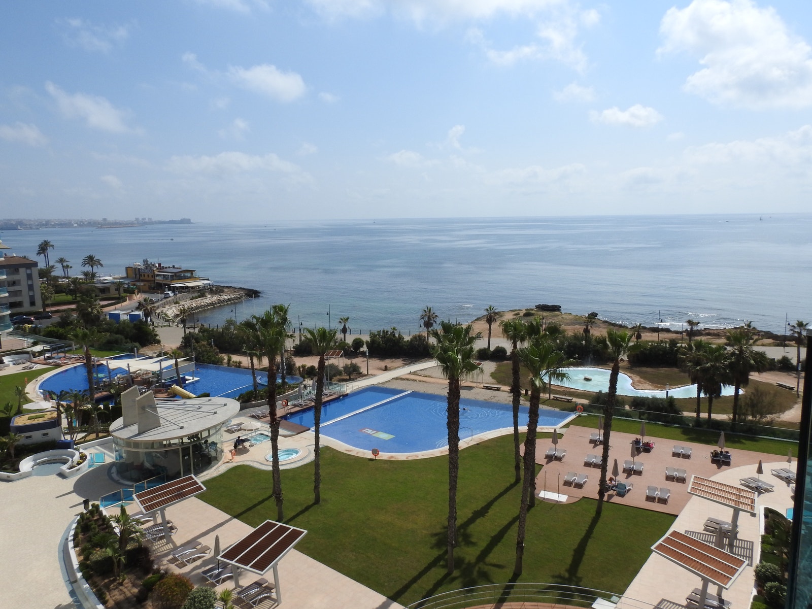 Terrassen mot havet. Torrevieja i bakgrunnen. Vakkert opplyst på kveld/natt Galleribilde