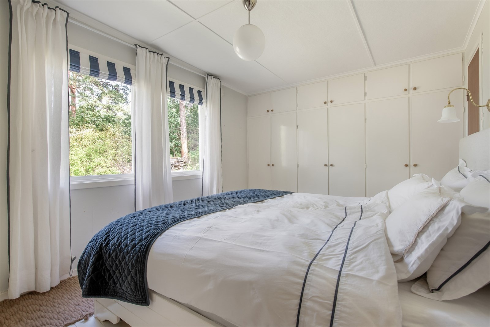 Soverommet har flott, originalt gulv og to store vindusflater med grønt utsyn. Galleribilde