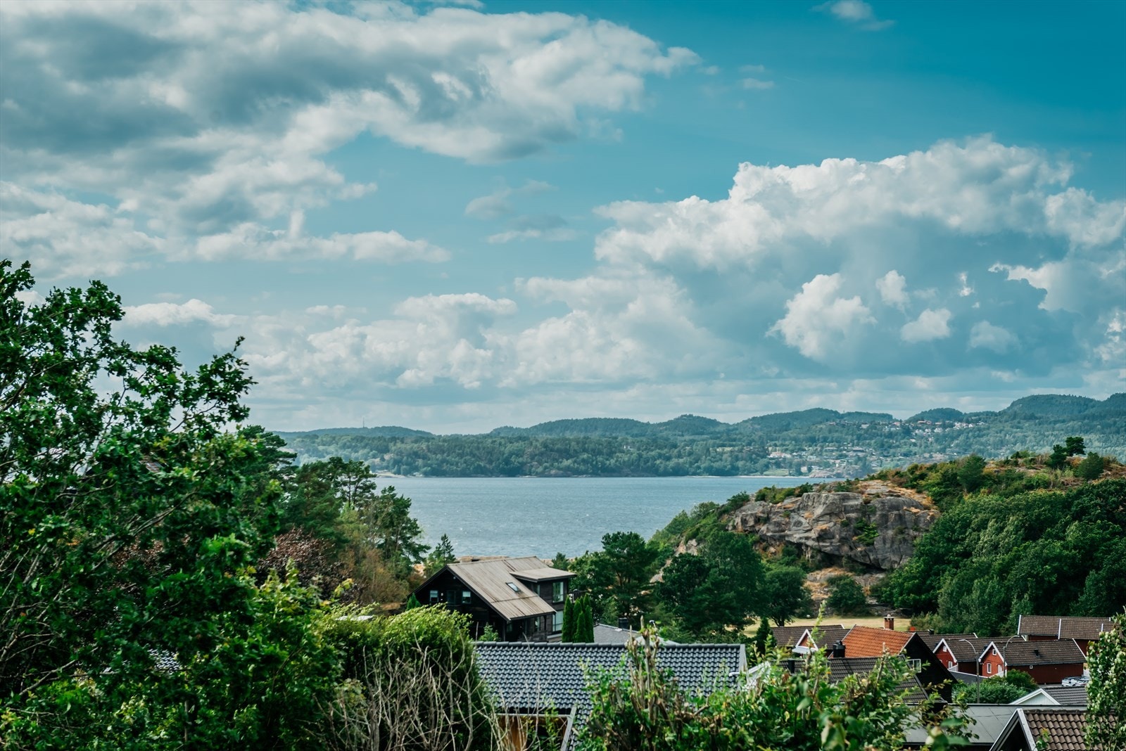 Fra boligen er det vidstrakt utsikt over sjø og by. Galleribilde