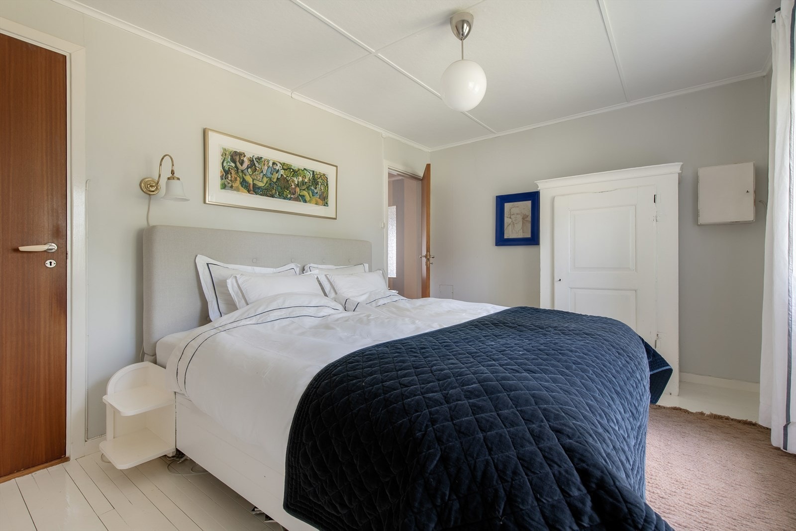 På hovedsoverommet er det god plass til dobbeltseng, nattbord og innebygd garderobeskap langs den ene veggen. Galleribilde