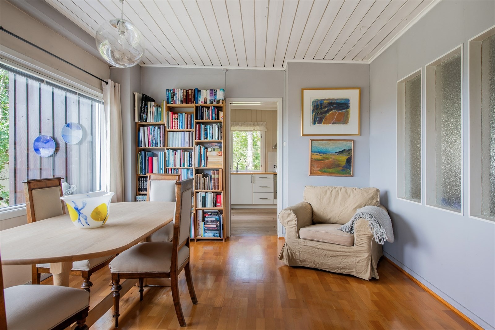 Her er det god plass til stor spisegruppe. Hit kan du fint invitere over både venner og familie på et bedre måltid. Galleribilde