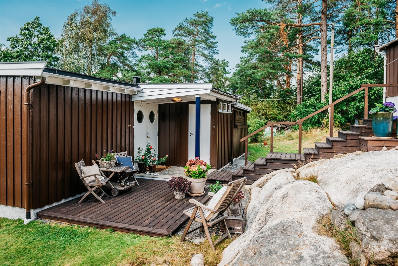 Ved inngangspartiet er det en 12 kvm. platting. Her er det plass til utemøblement og beplantning. Galleribilde