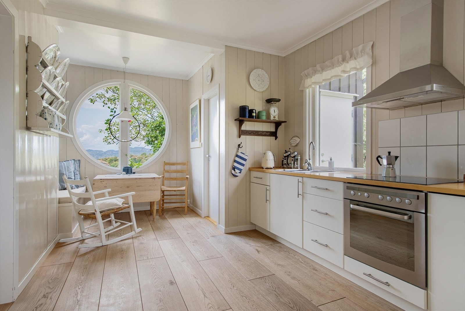 På kjøkkenet er det en hyggelig spisekrok ved vinduet. Galleribilde