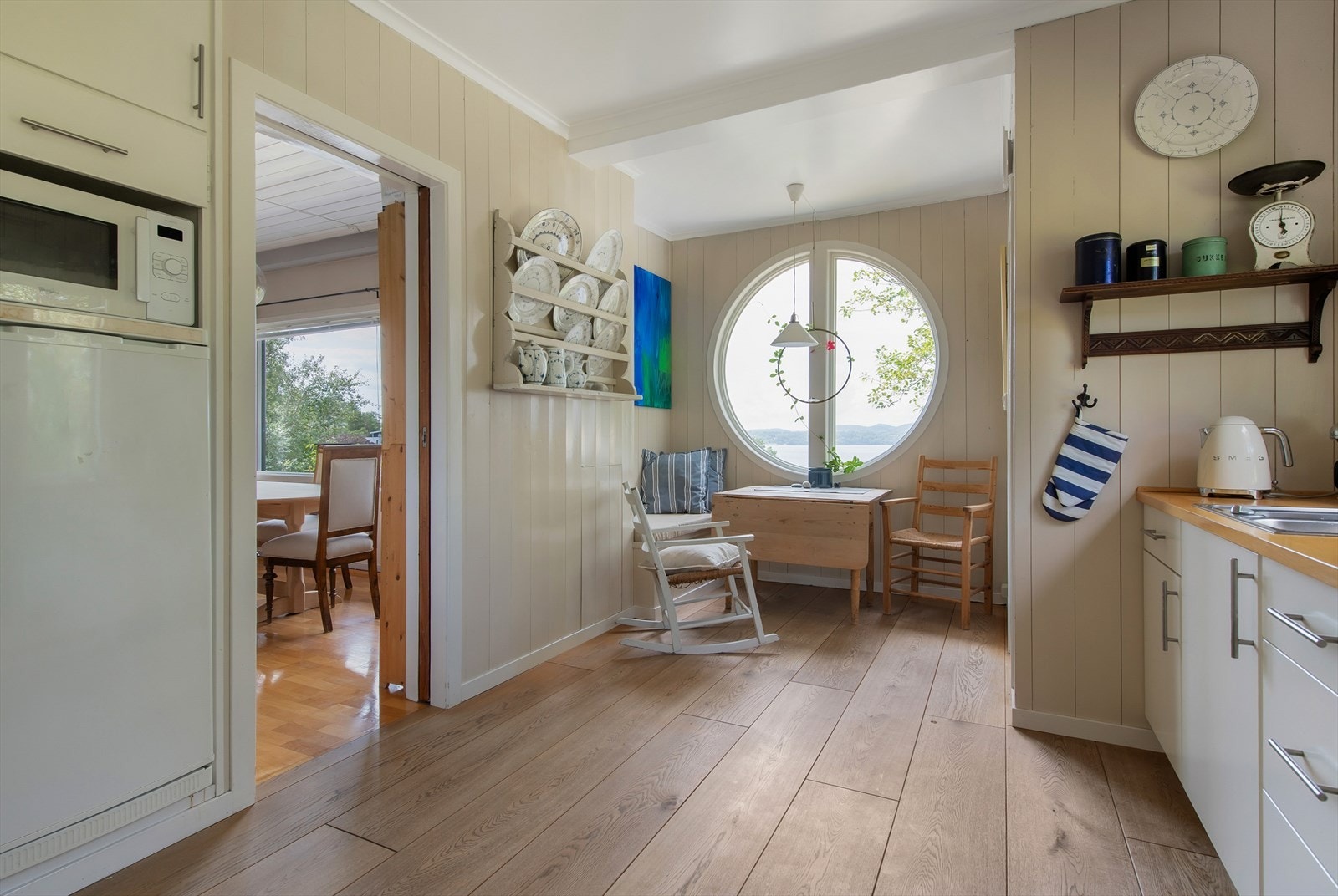 Flott, romslig spisekjøkken fra 2007. Galleribilde