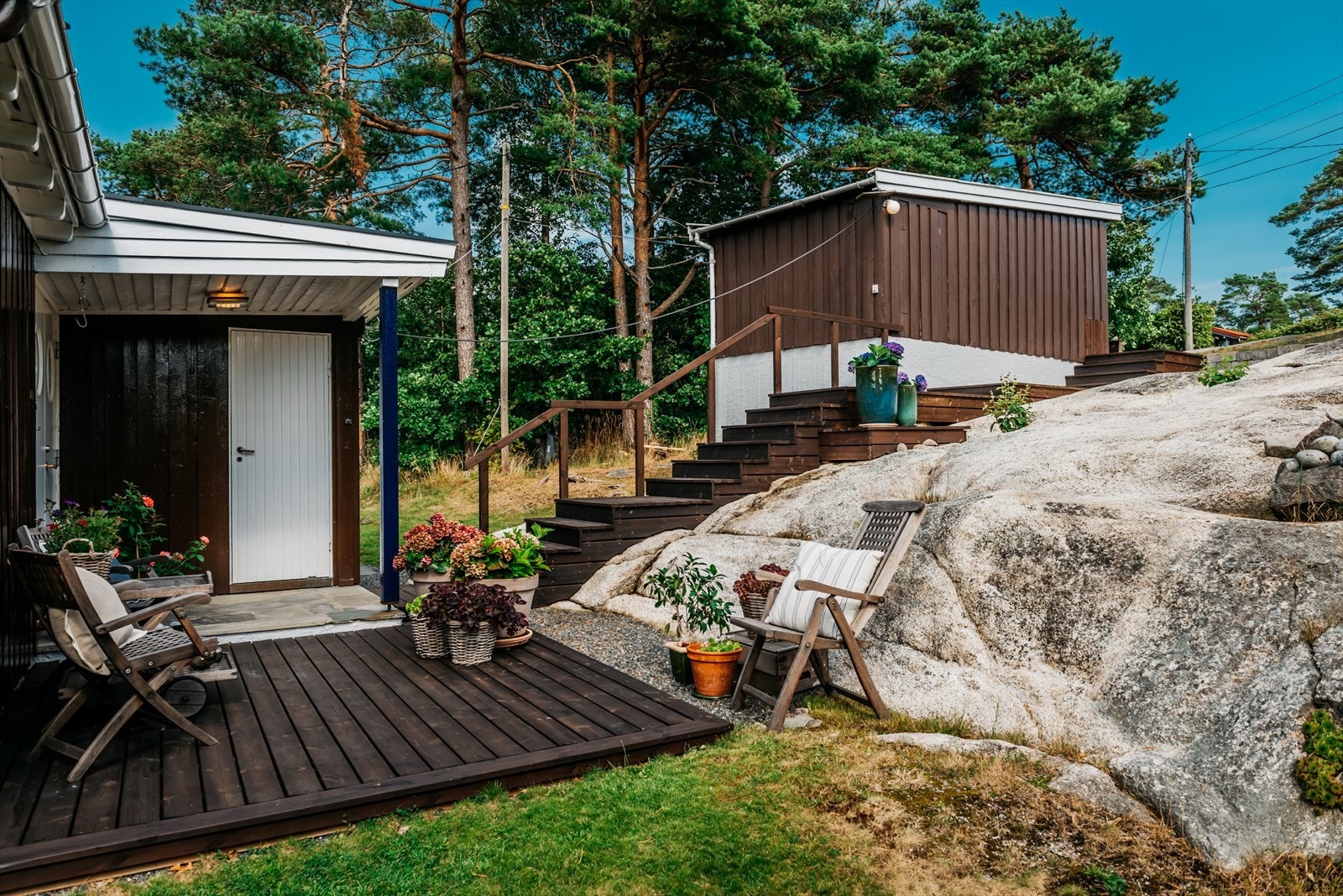 Tomten er pent opparbeidet med flere, solrike uteplasser. Galleribilde