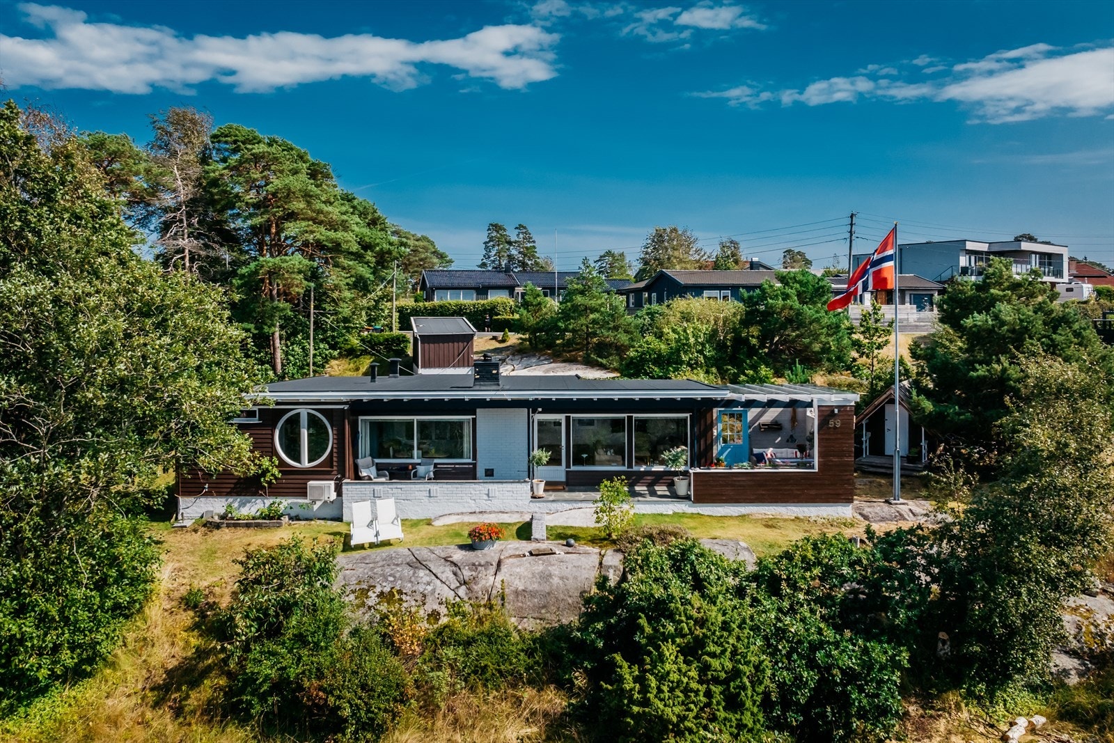 En flott enebolig oppført i 1962. Galleribilde