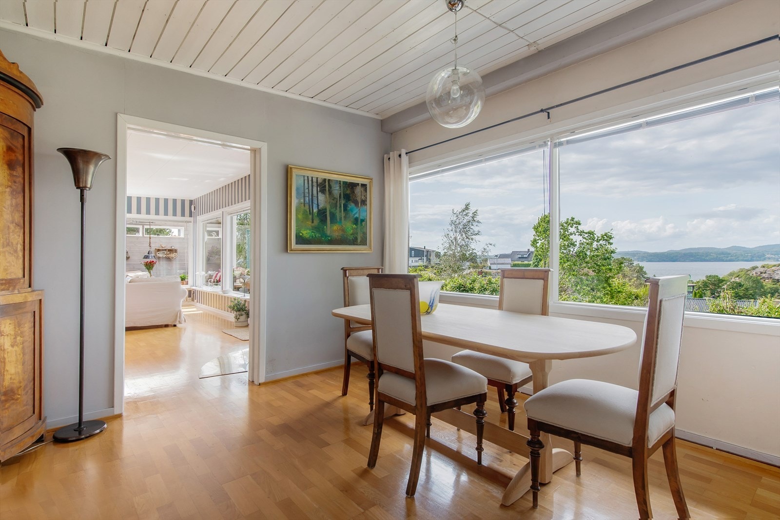 Mellom kjøkkenet og stuen har boligen en fantastisk spisestue. Galleribilde