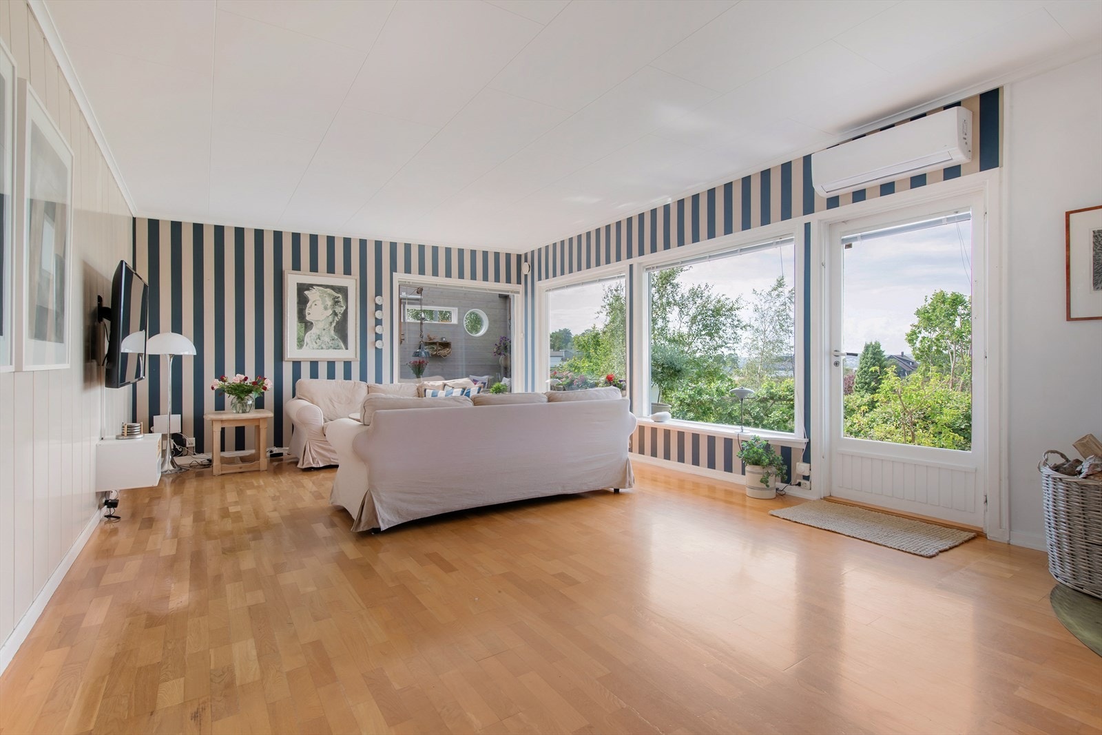 Boligen har en lys og innbydende stue av god størrelse med store vindusflater og utsikt. Galleribilde