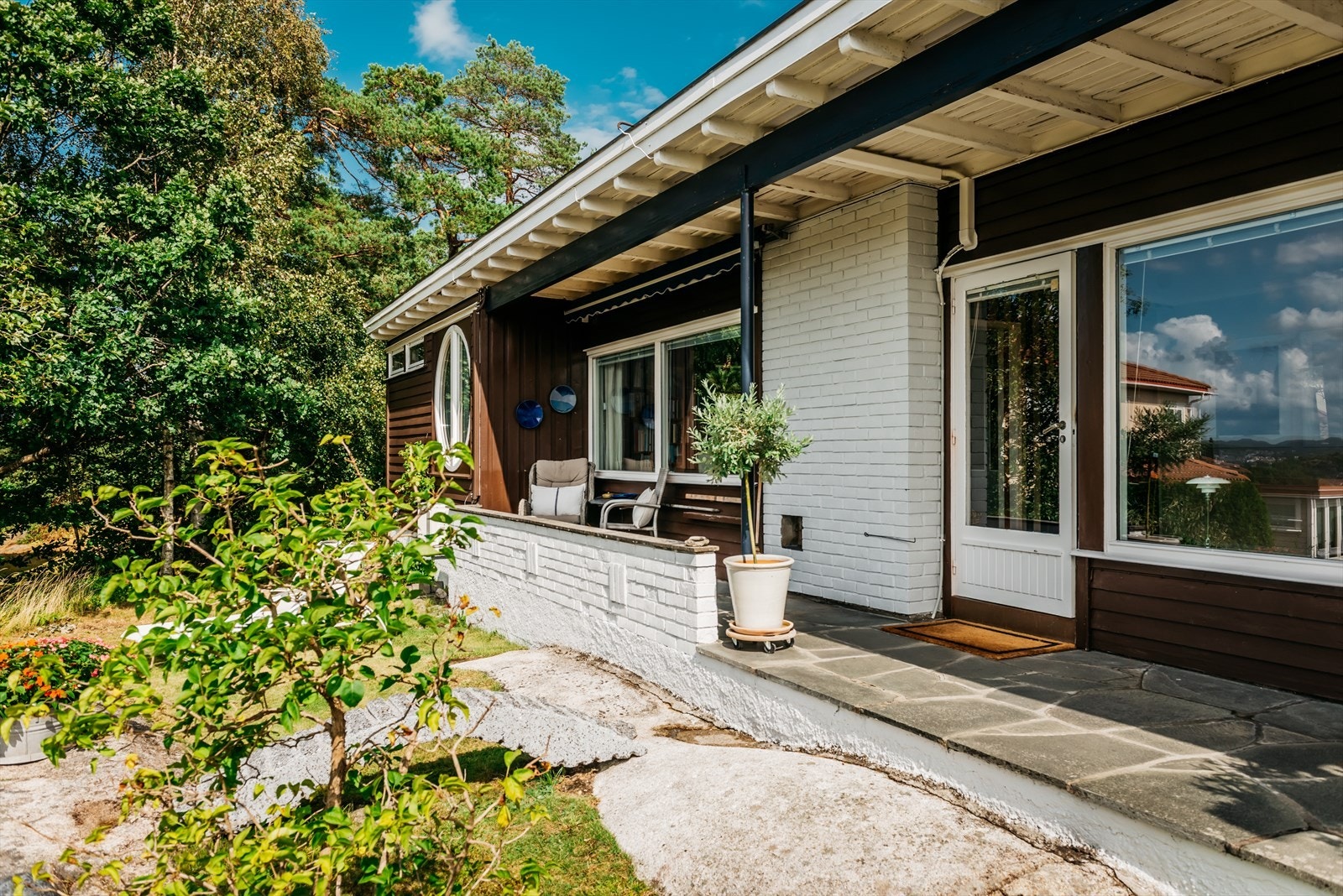 Til boligen er det en 19 kvm. overbygget uteplass og en 19 kvm. terrasse langs husveggen. Galleribilde