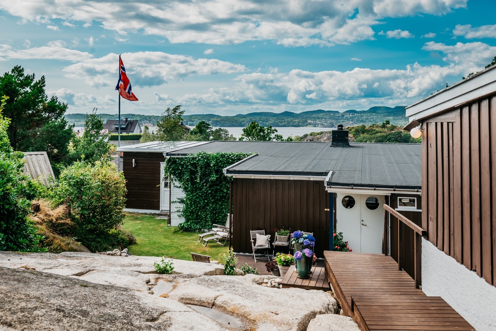 Området er svært barnevennlig med trygge omgivelser. Kort vei til sjøen og det er godt med skoler og barnehager i nærområdet. Galleribilde