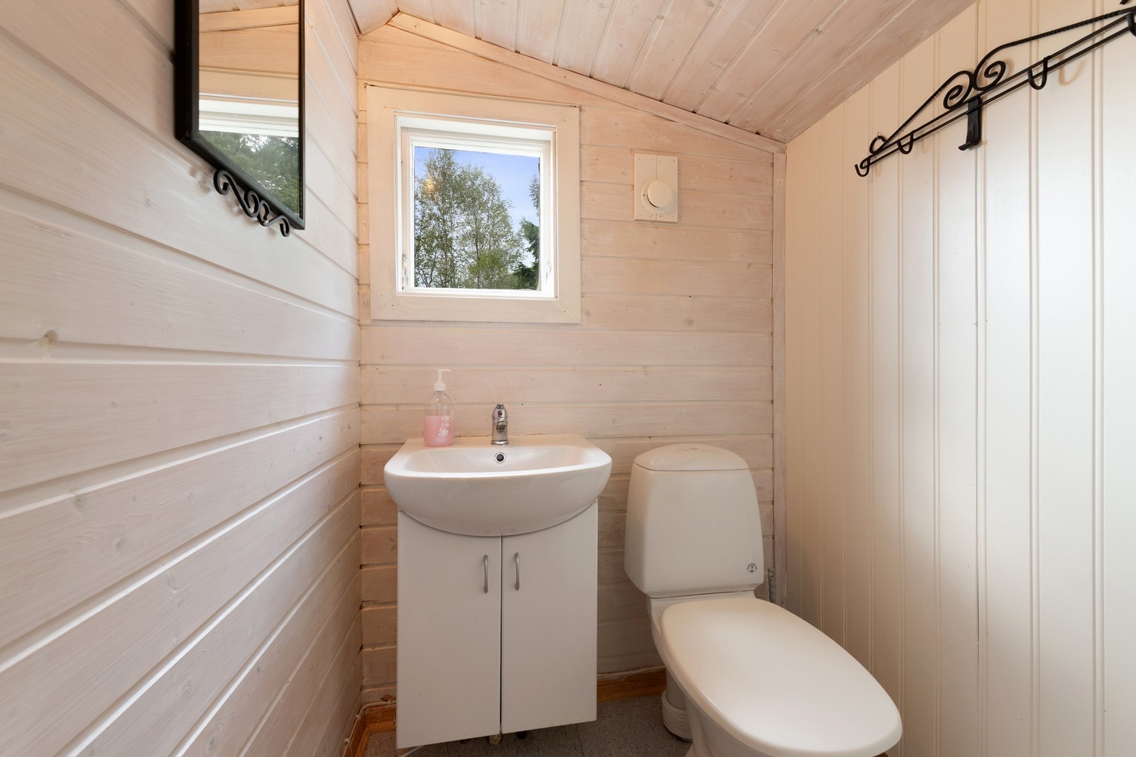 I tillegg til badet har hytta et separat toalettrom med servant Galleribilde
