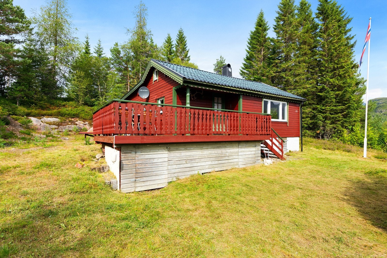 Hytta er omkranset av natur og byr på en flott utsikt mot fjellandskapet Galleribilde