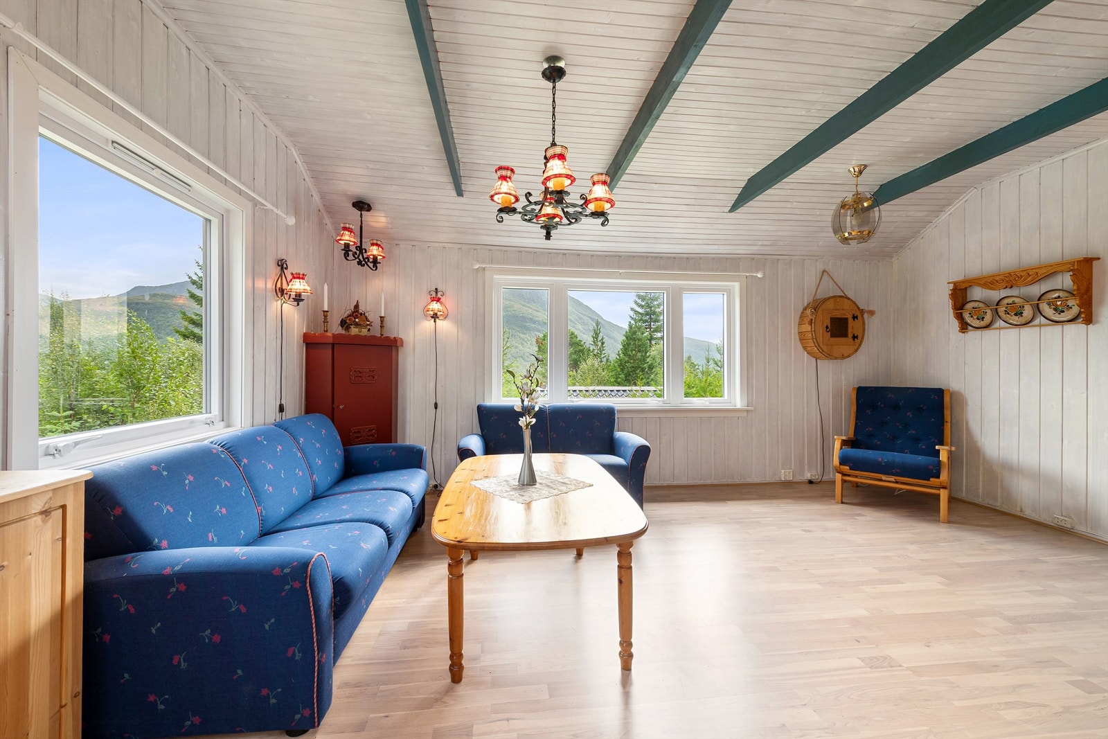 Store vindusflater slipper inn rikelig med dagslys og rammer inn den flotte naturen utenfor Galleribilde