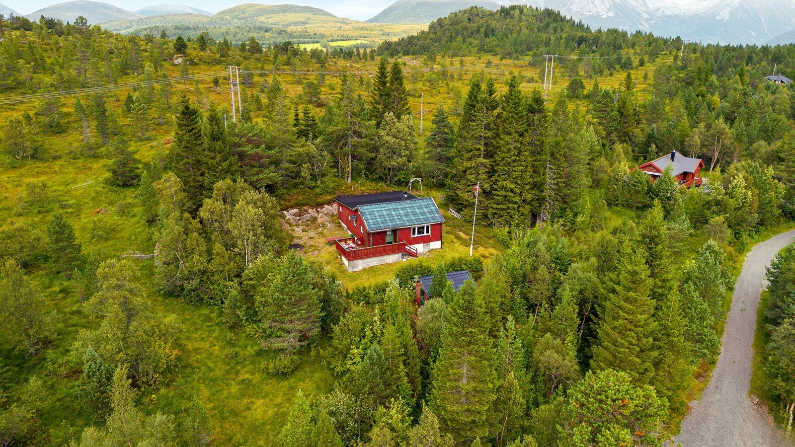 Hytta ligger rolig og fint til uten innsyn, perfekt for å koble av fra hverdagen Galleribilde