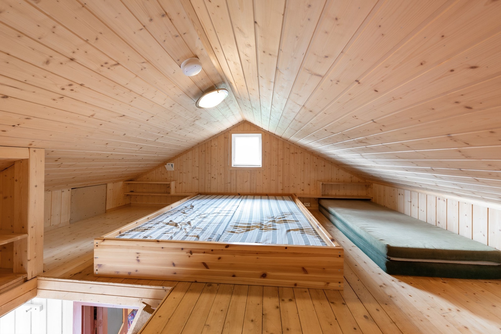 I tillegg er det en innredet hems/loft, tilgjengelig via stige. Rommet er ikke godkjent for varig opphold Galleribilde