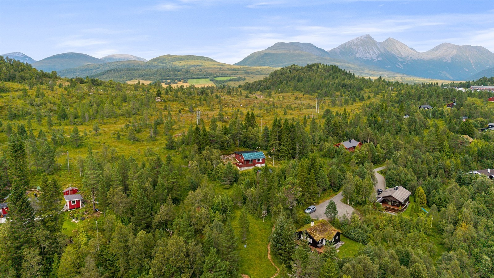 Beliggenheten er praktisk med kun ca. 8 km til Sjøholt sentrum og ca. 12 km til Vestnes Galleribilde