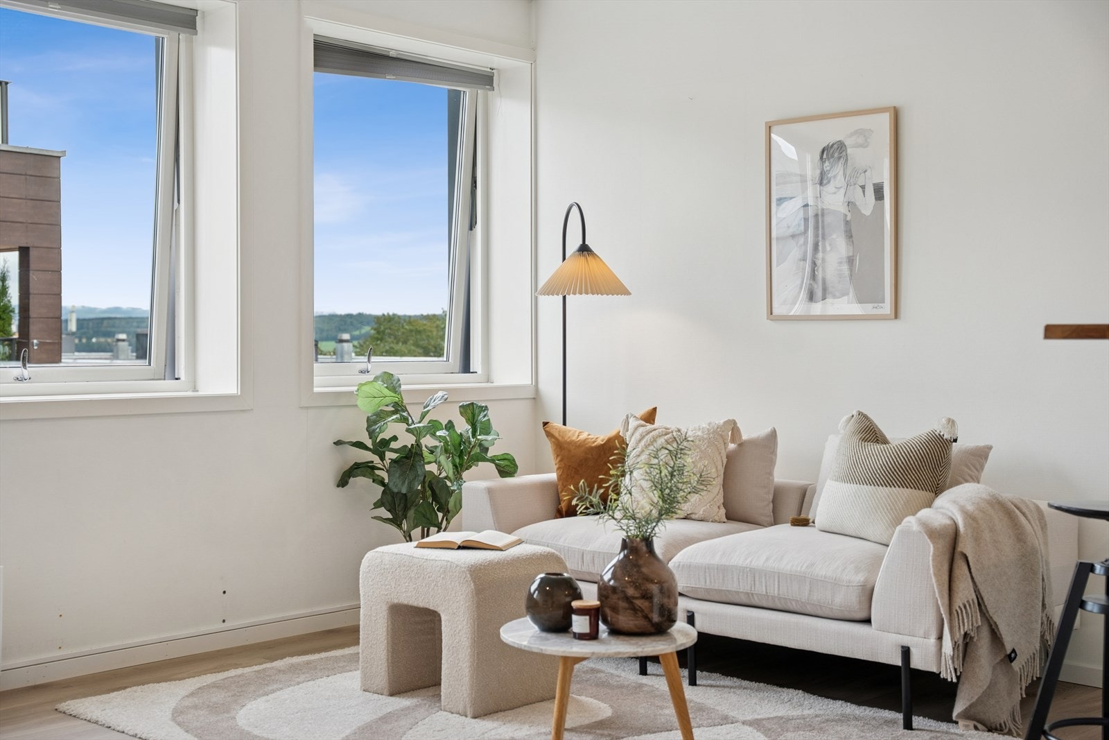 Store vindusflater fra 2004 slipper inn godt med dagslys. Galleribilde