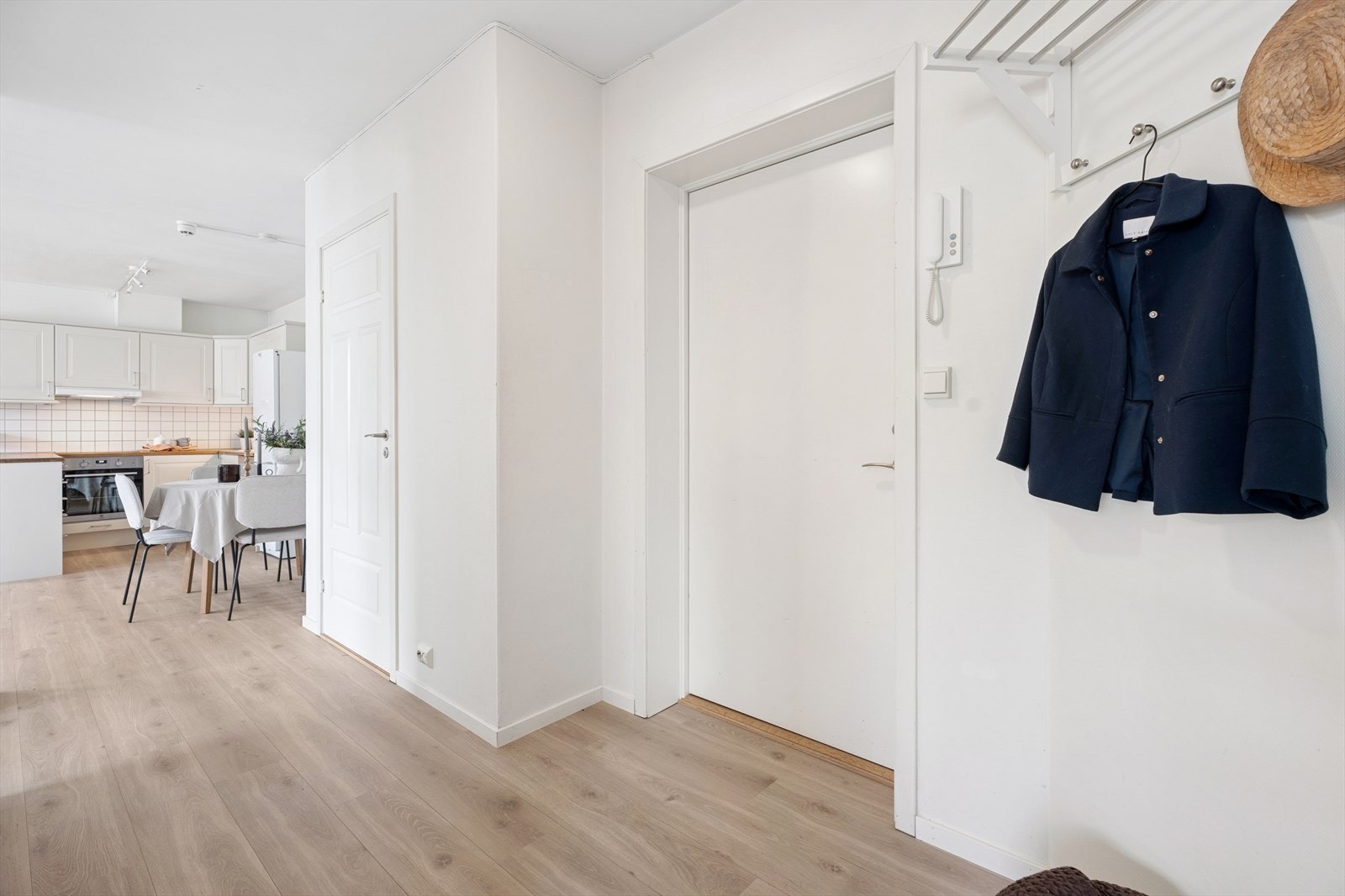 Leiligheten inneholder to soverom, stue, kjøkken og bad Galleribilde