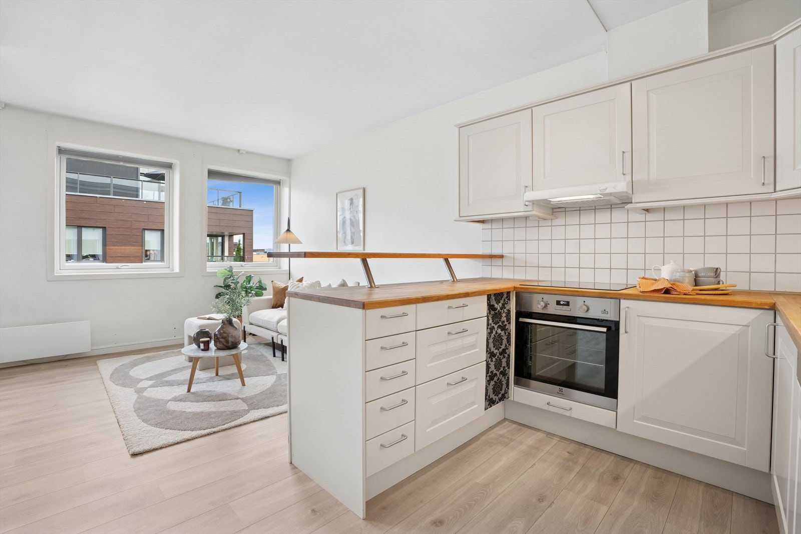 Området over benken er flislagt og har belysning. Det er fin plass i skuffer og skap. Galleribilde