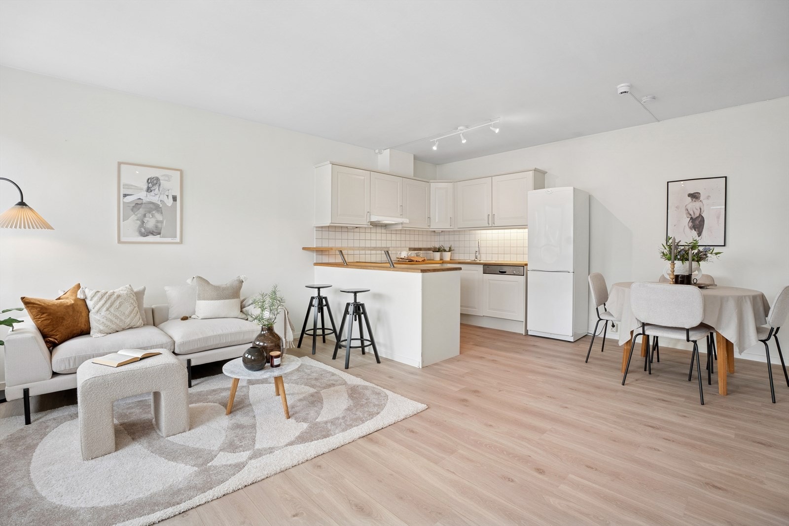 Her forenes stue og kjøkken i et stort og sosialt allrom Galleribilde