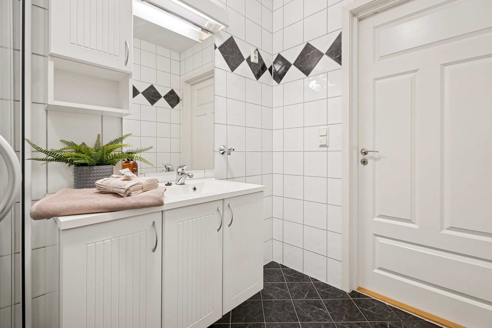 Badet ble renovert i 2004 med flislagte overflater på gulv og vegger, samt gulvvarme. Galleribilde