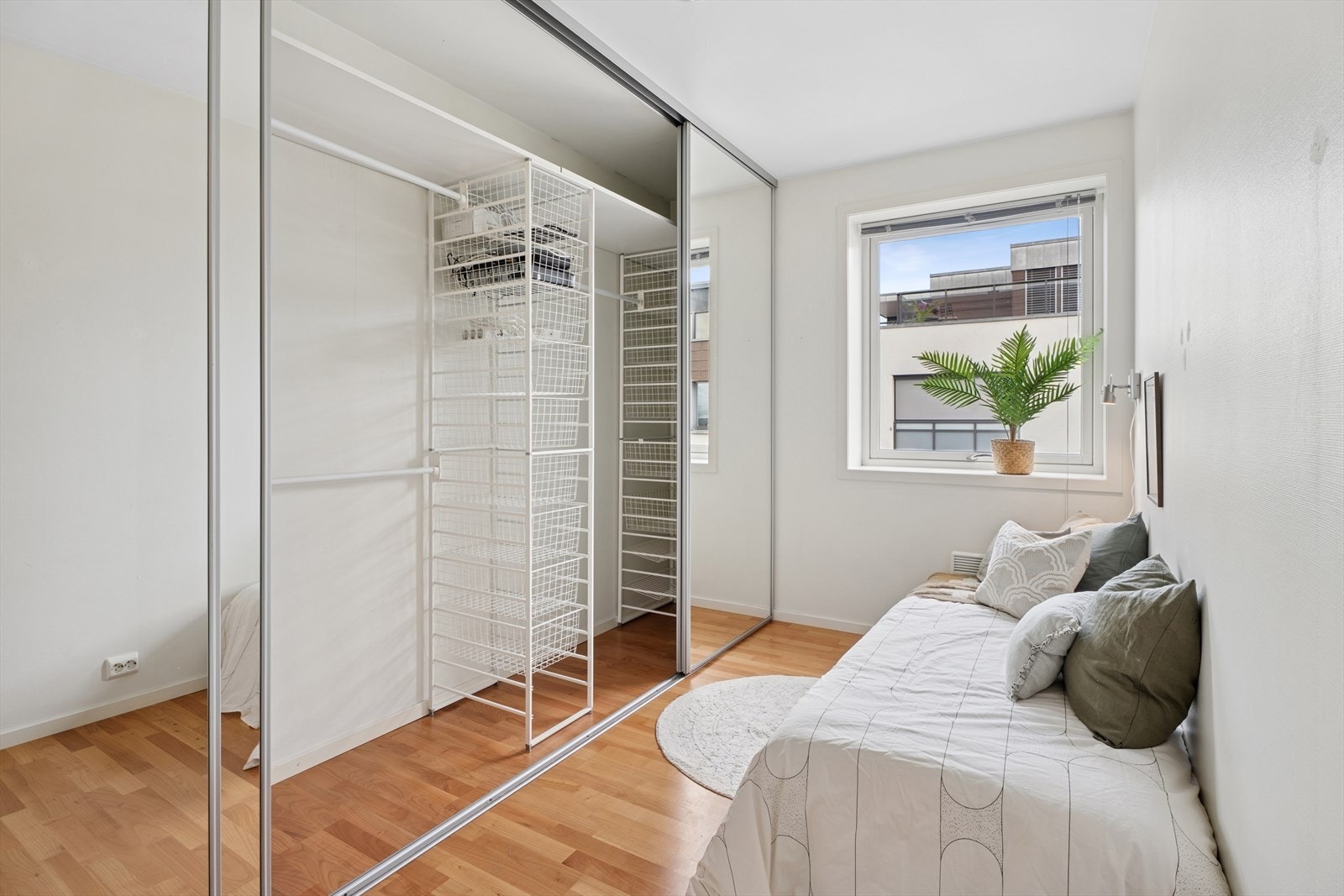 Garderoben byr på et fleksibelt og oversiktlig system for oppbevaring. Galleribilde