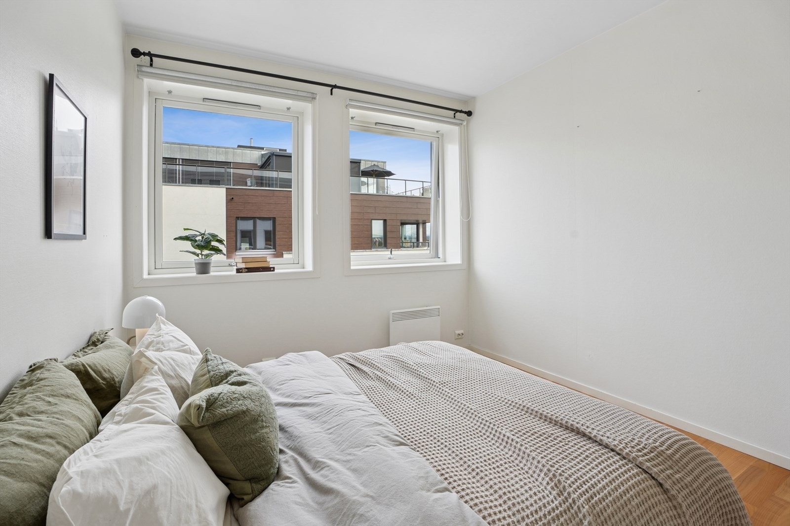 Hoved soverommet er i god størrelse med fin plass for dobbeltseng. Galleribilde