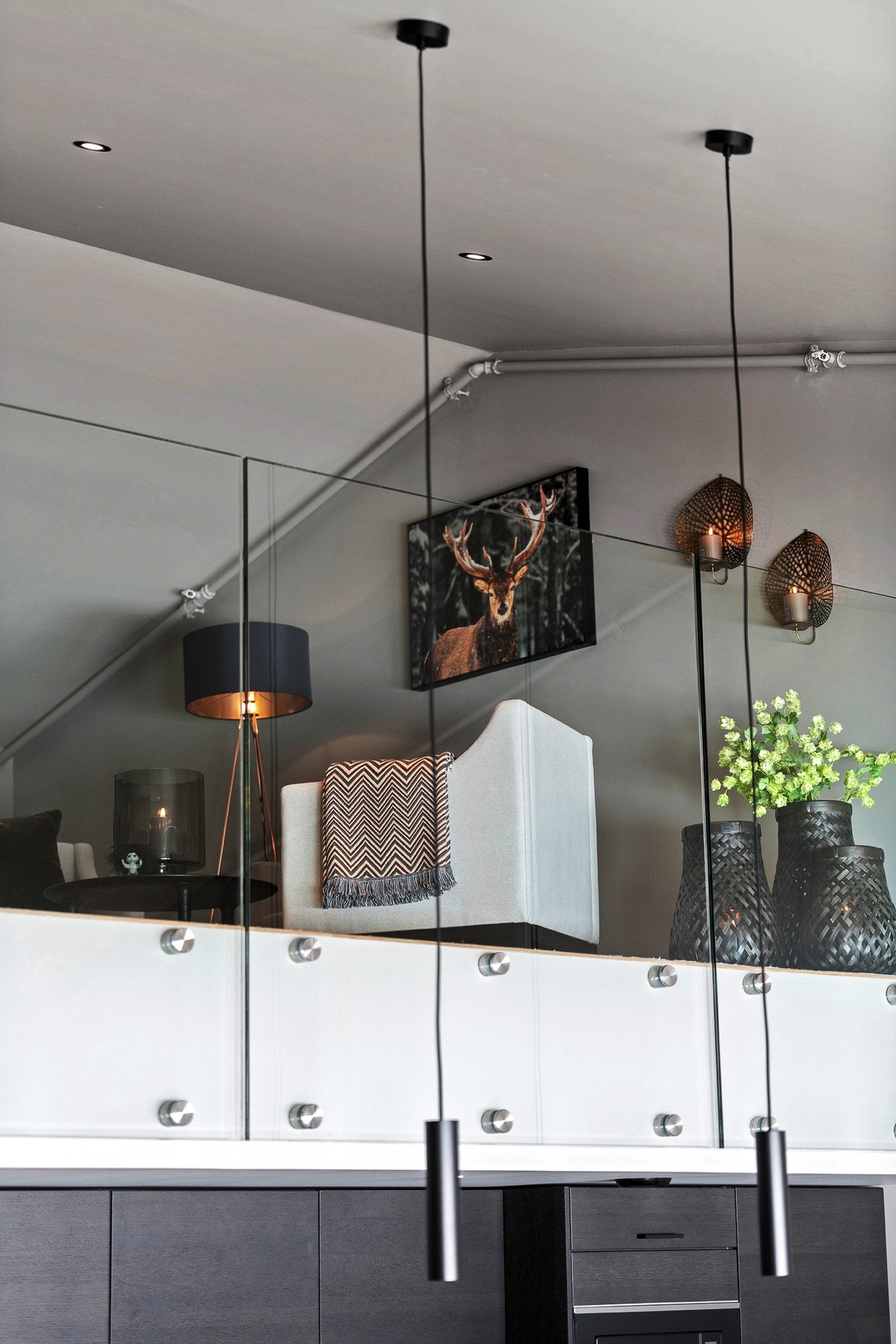 Det er montert glassrekkverk på hemsen. Galleribilde