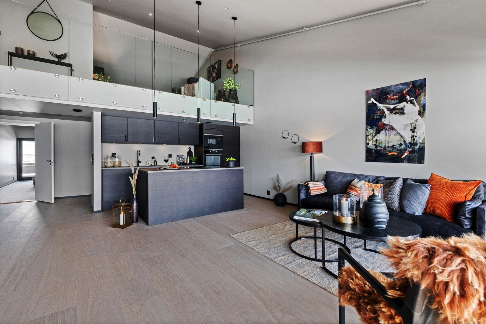 Stue og kjøkken er i åpen løsning som gir en sosial atmosfære. Galleribilde