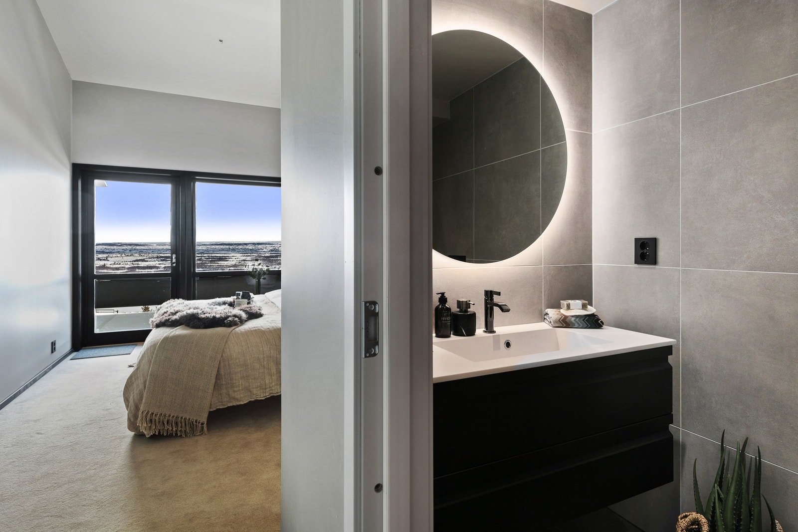 Hvert soverom har tilknyttet et eget bad, for en eksklusiv og hotell-aktig følelse. Galleribilde