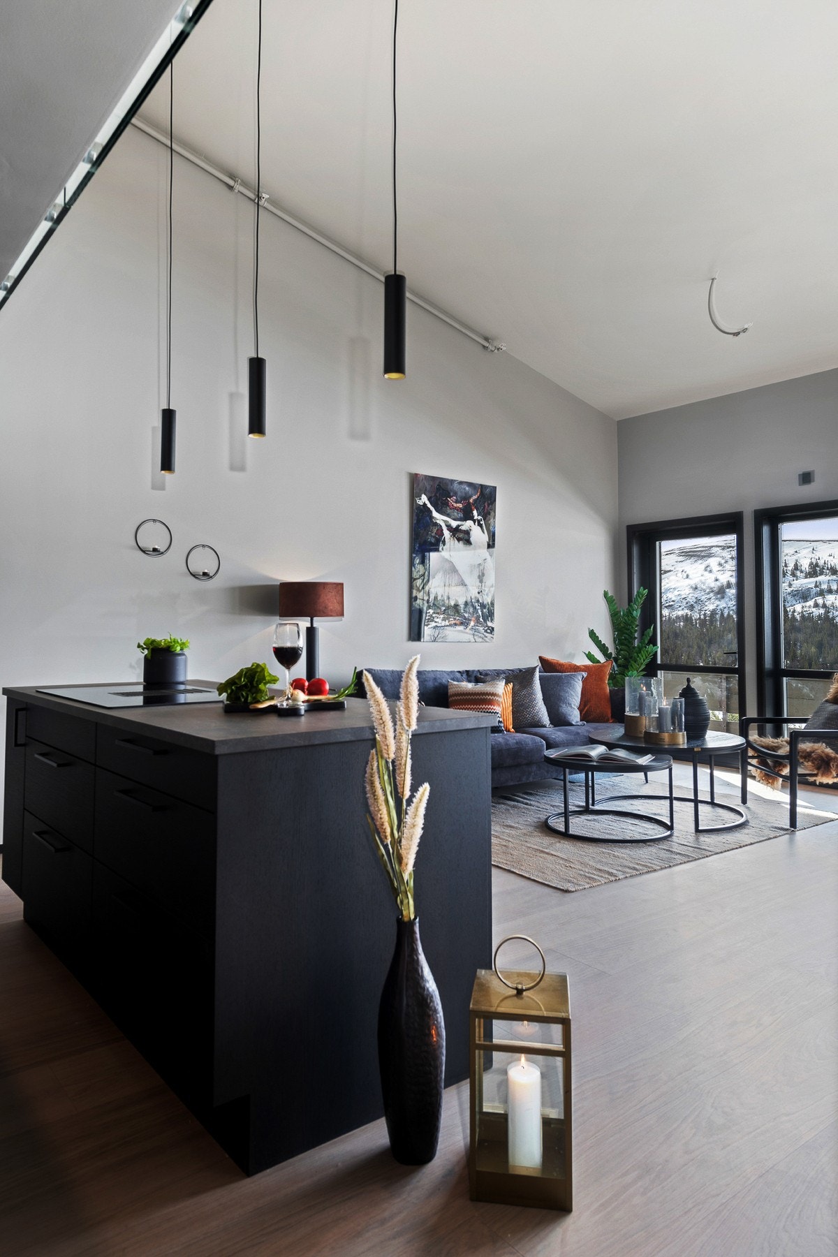 En hyggelig kjøkkenøy lager en naturlig skille mellom stue og kjøkkensone. Galleribilde