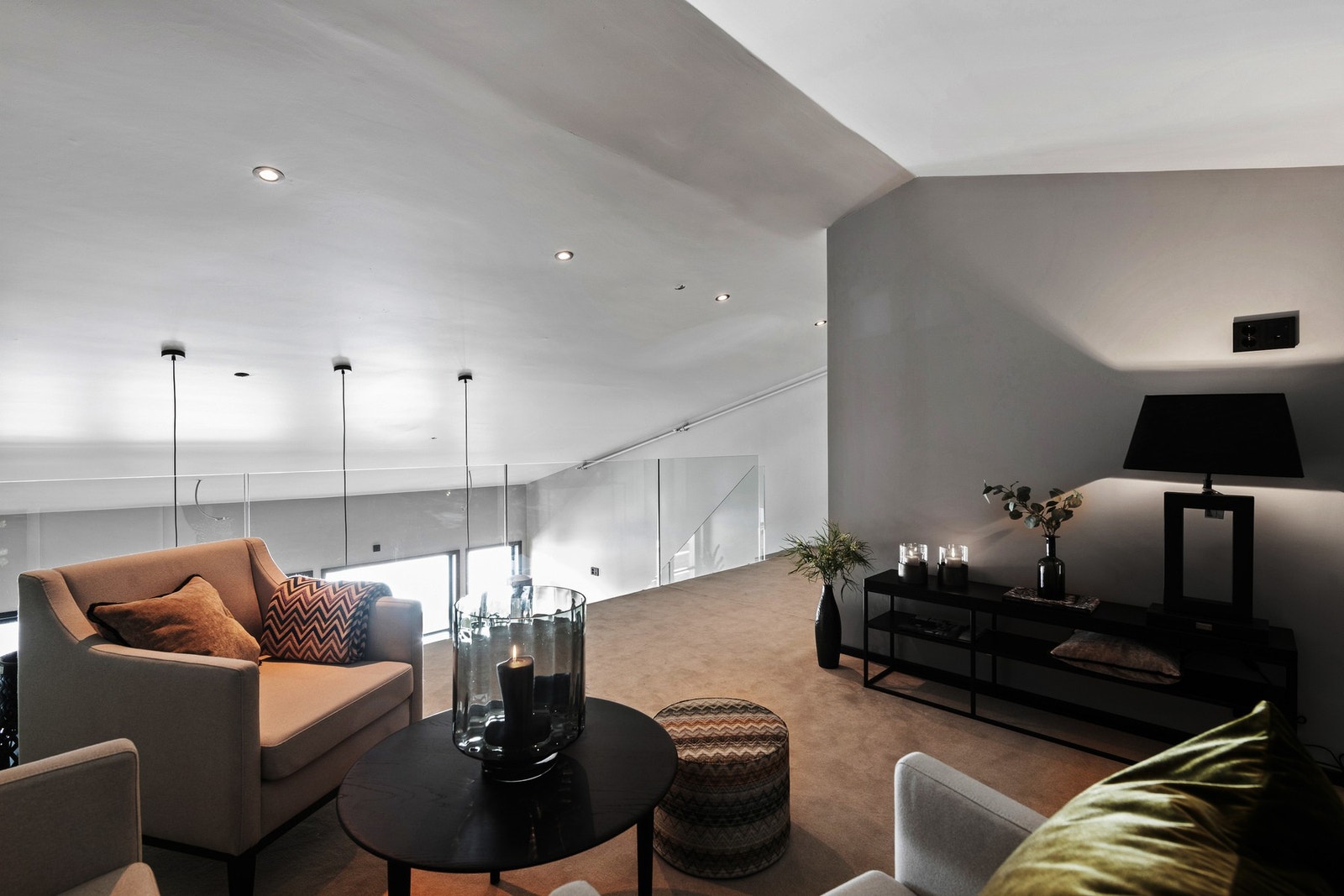 Leiligheten har en hems med god plass til sofakrok eller ekstra sengeplasser. Det gjøres oppmerksom på at hems ikke er godkjent som soverom eller stue. Galleribilde