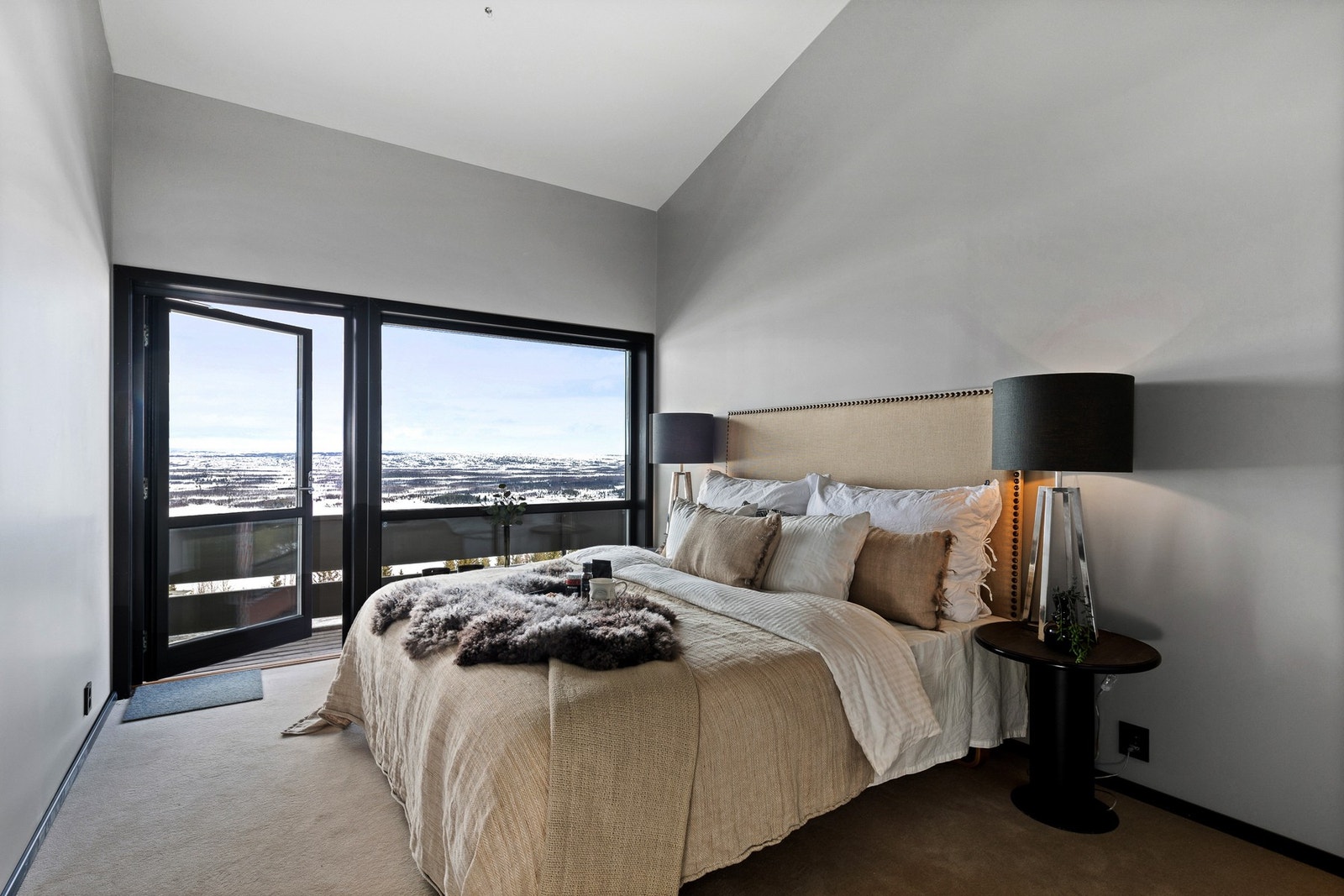 Leiligheten har to soverom, hvo begge soveromme har utgang til en herlig terrasse. Galleribilde