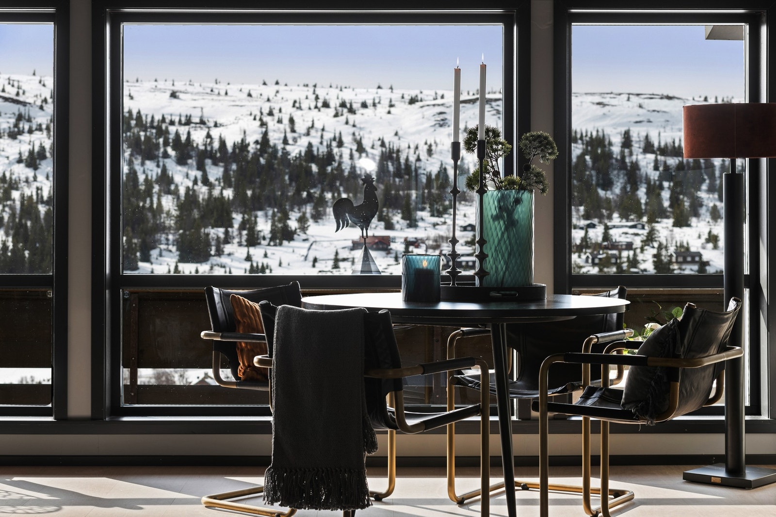 Leiligheten har store vindusflater hvor nydelig utsikt kan nytes. Galleribilde