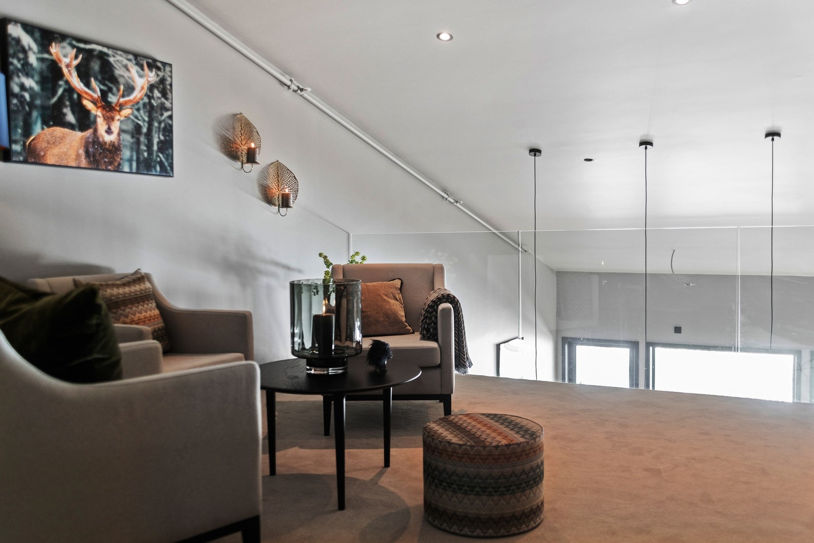 En moderne hems med glassrekkverk. Galleribilde