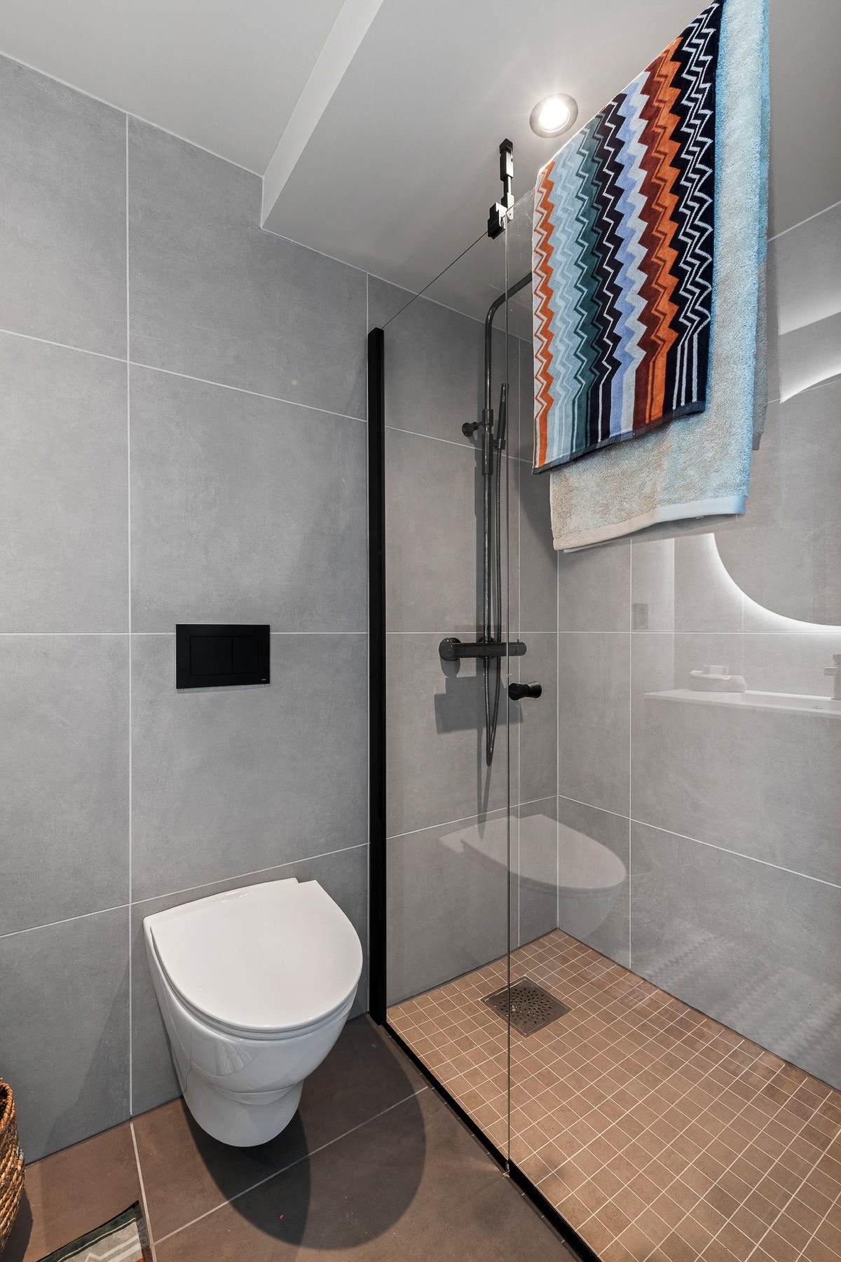 Det er vegghengt toalett og dusjsone. Galleribilde