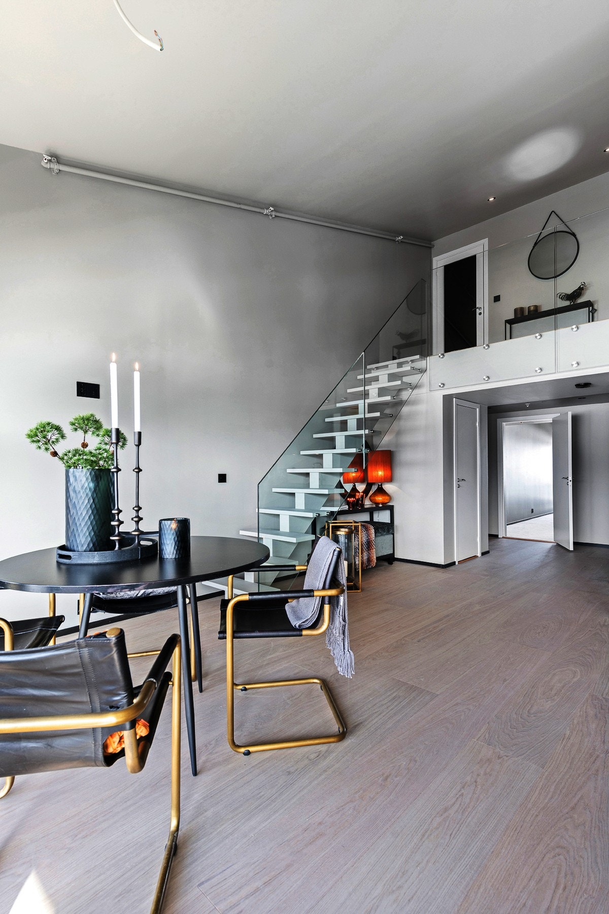 Det er trapp opp til hemsen som gir ekstra soveplasser. Galleribilde