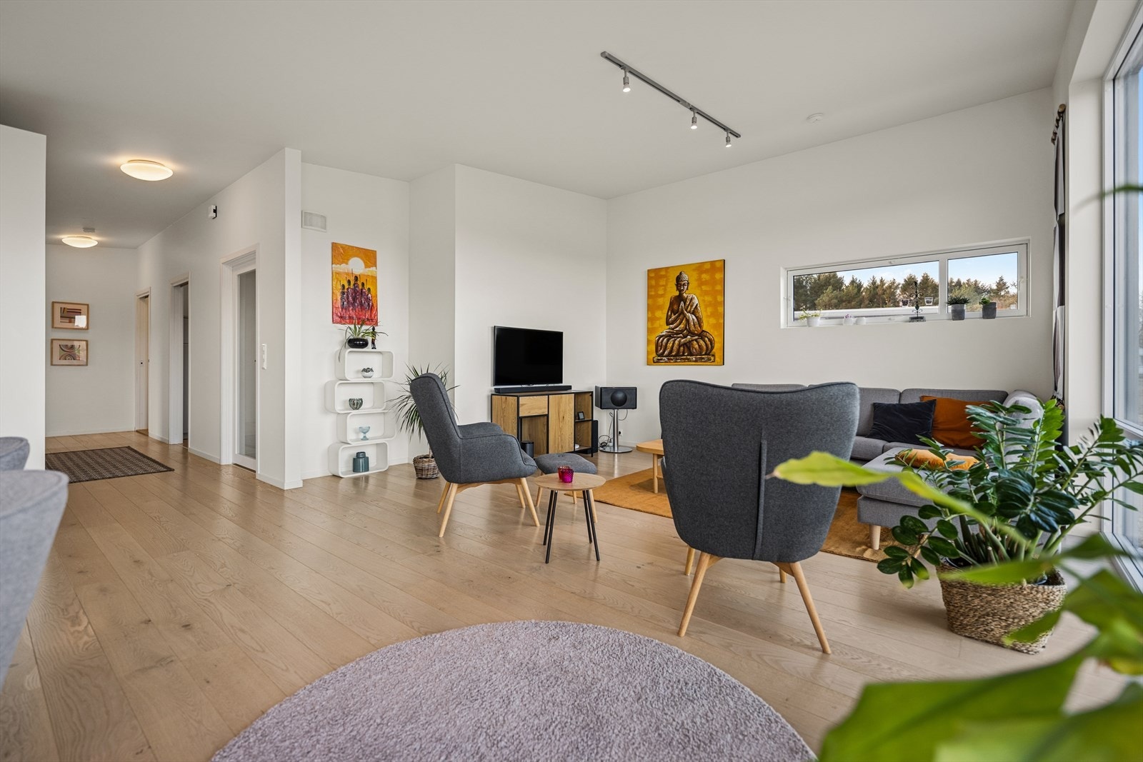 Romslig og innbydende stue Galleribilde