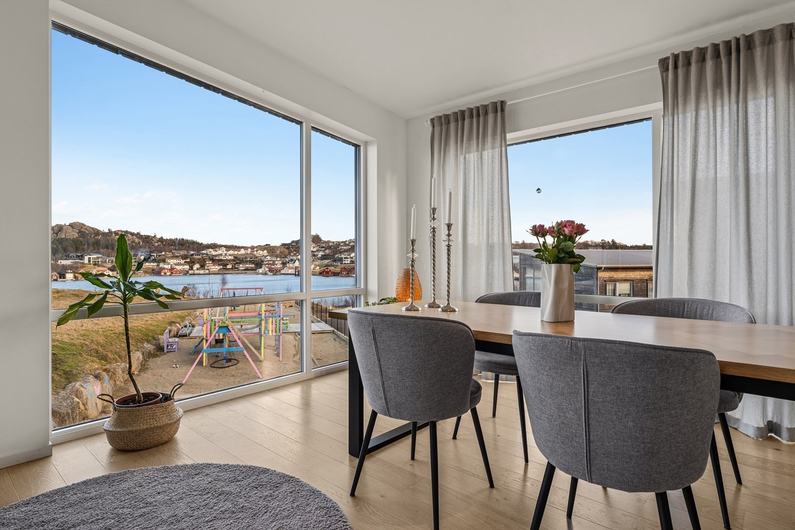 I tillegg til sjøutsikt er det også lekeplass rett utenfor Galleribilde