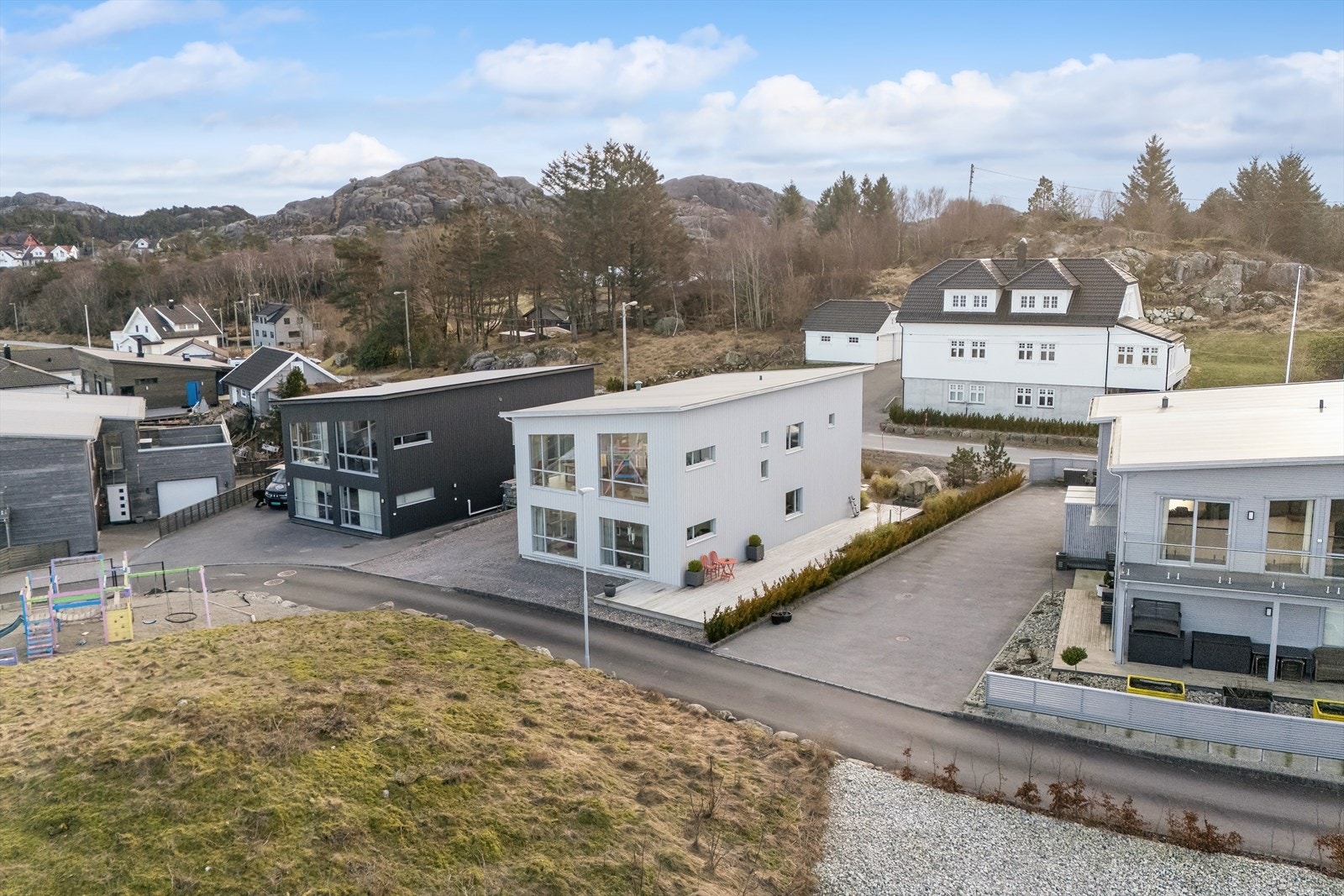 Moderne bolig i et rolig boligfelt Galleribilde