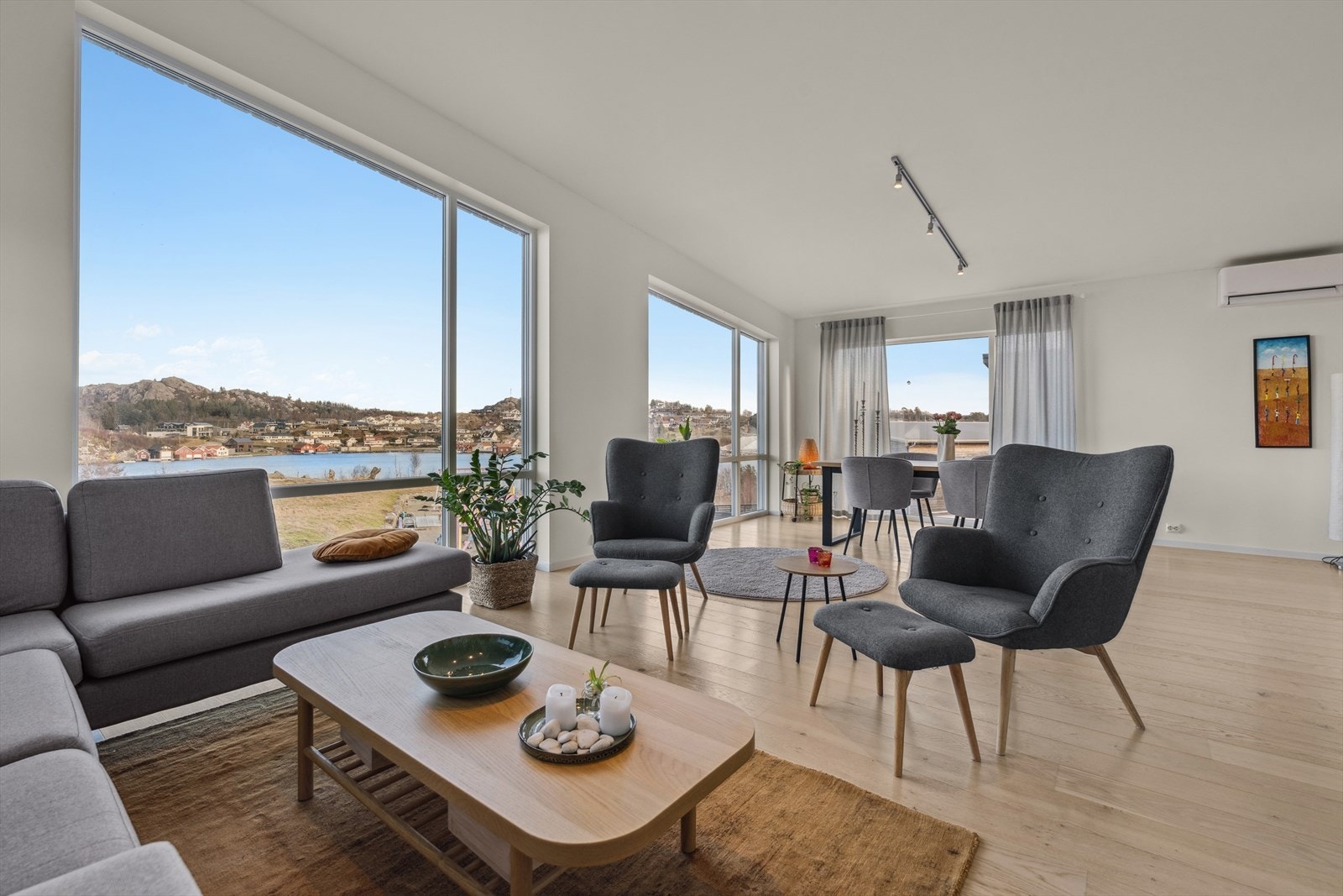 Store vindusflater som slipper inn rikelig med lys og hvor du kan nyte den flotte utsikten Galleribilde