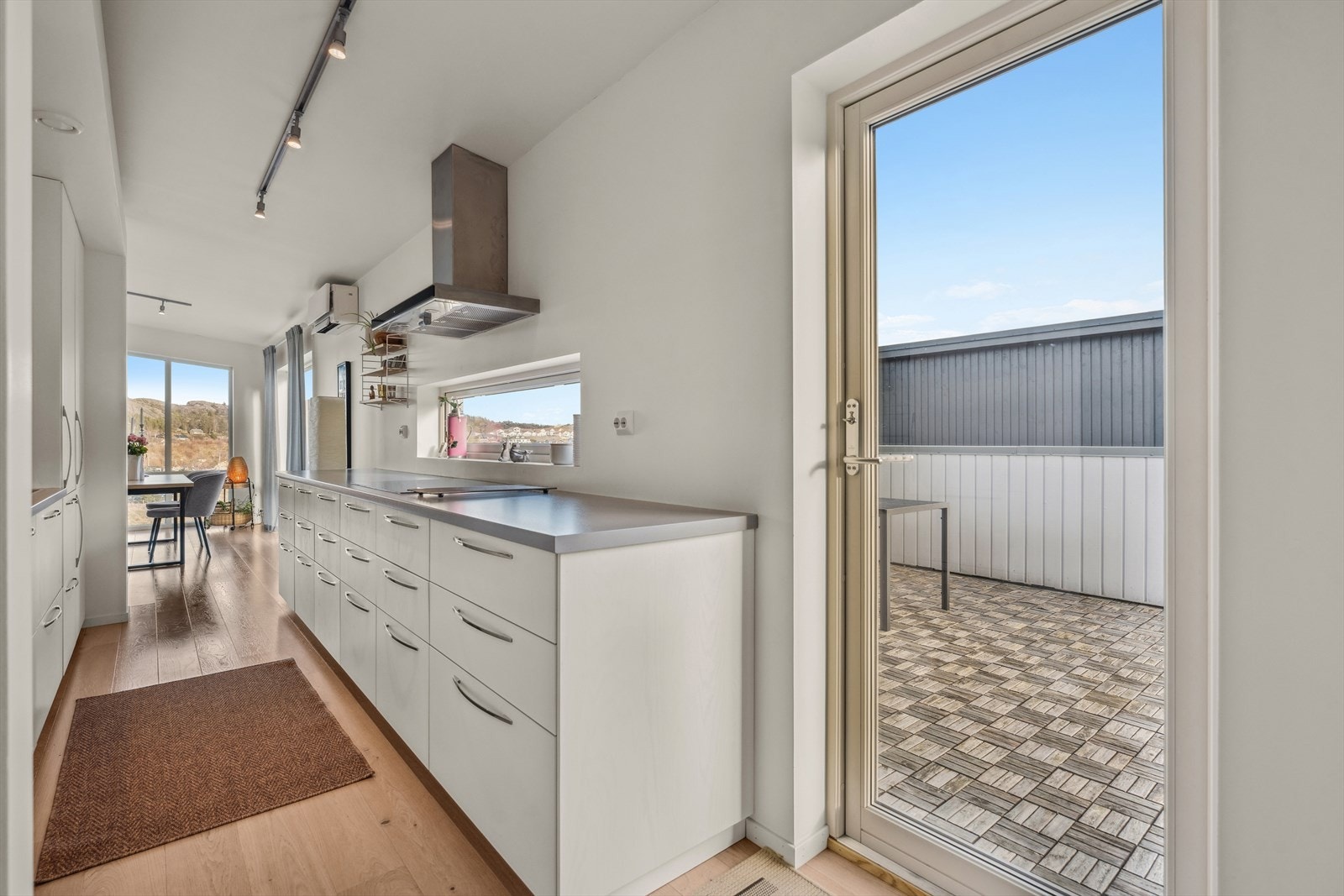 Dør ut til stor og skjermet terrasse Galleribilde