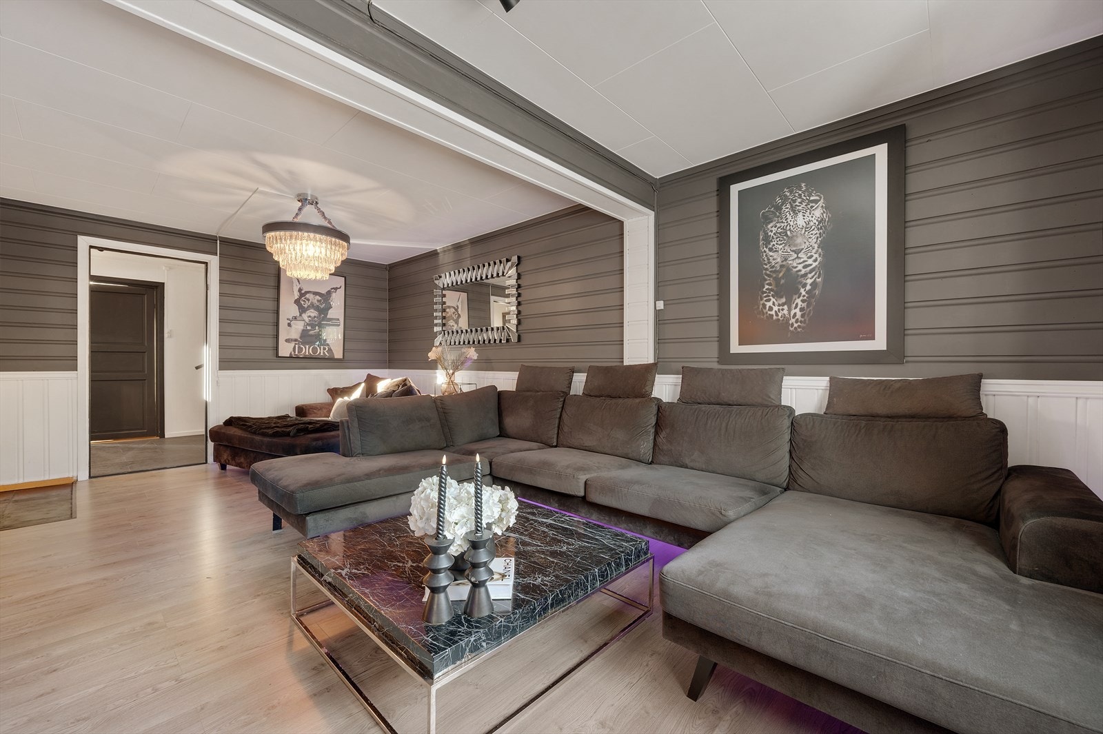 Det er god plass til sofagruppe og medievegg. Galleribilde