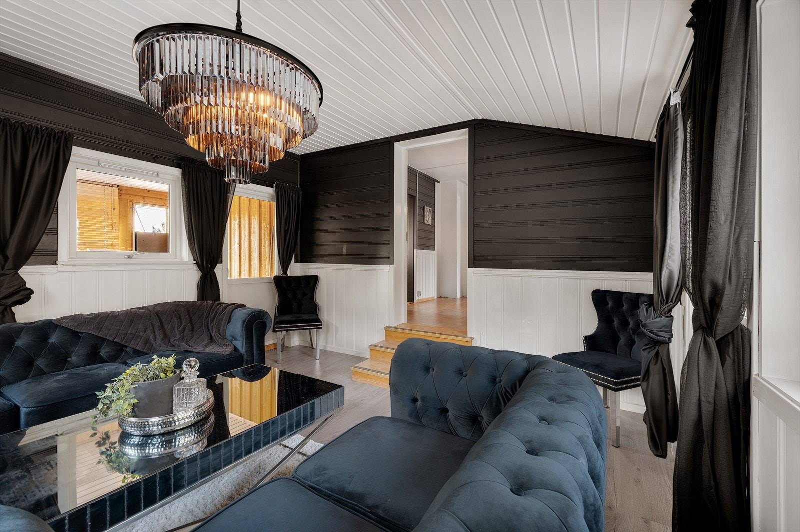 Tilbygg lavt parti av stue og overbygget terrasse er ikke vist på tegninger. Det er søknadspliktig tiltak. Galleribilde