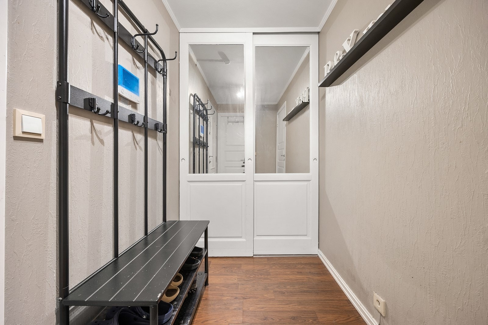 En intern bod i tilknytning til entreen gir ekstra lagringsplass. Galleribilde