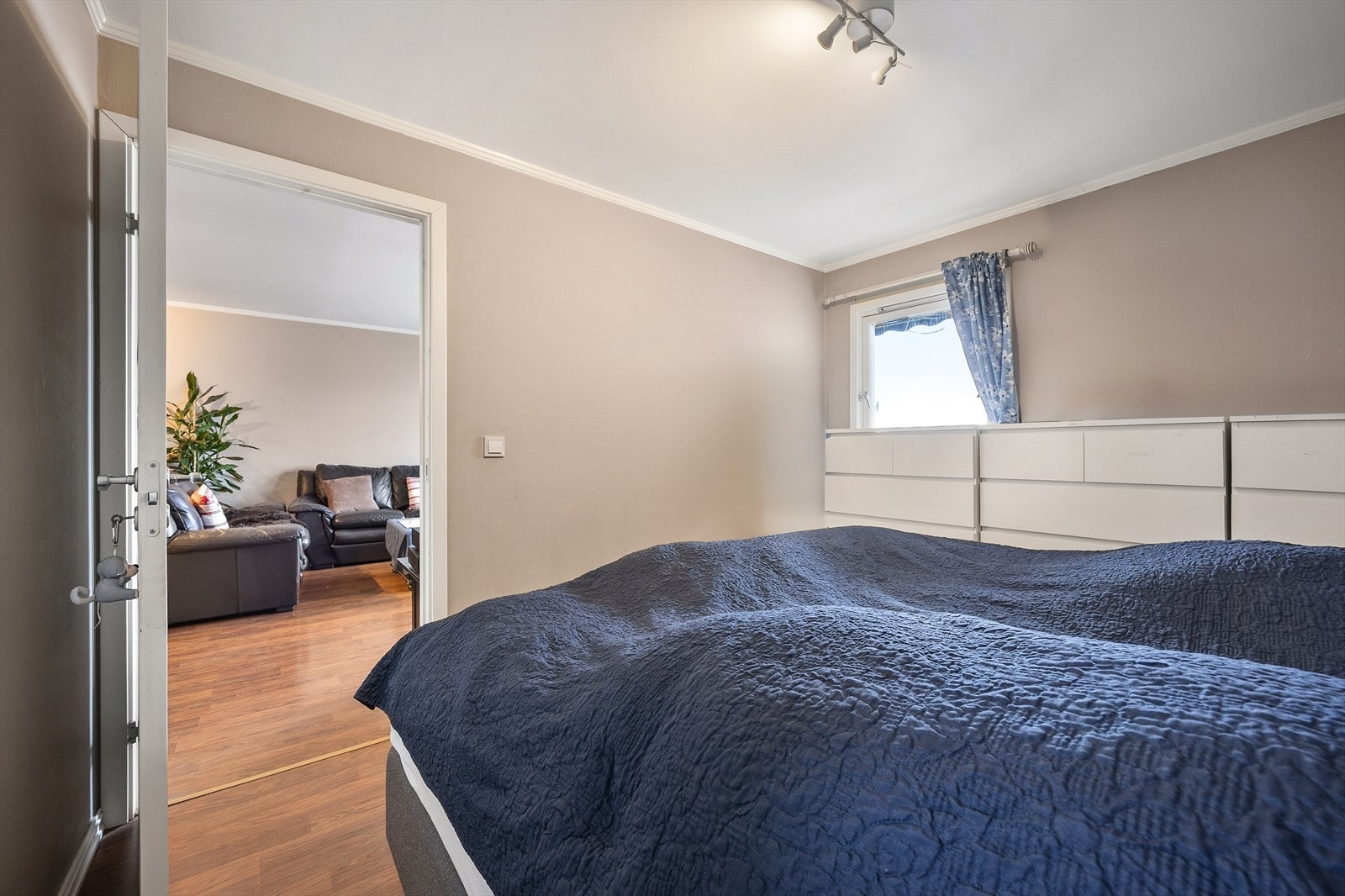 Soverommet ligger praktisk til, med tilgang fra stuen. Galleribilde