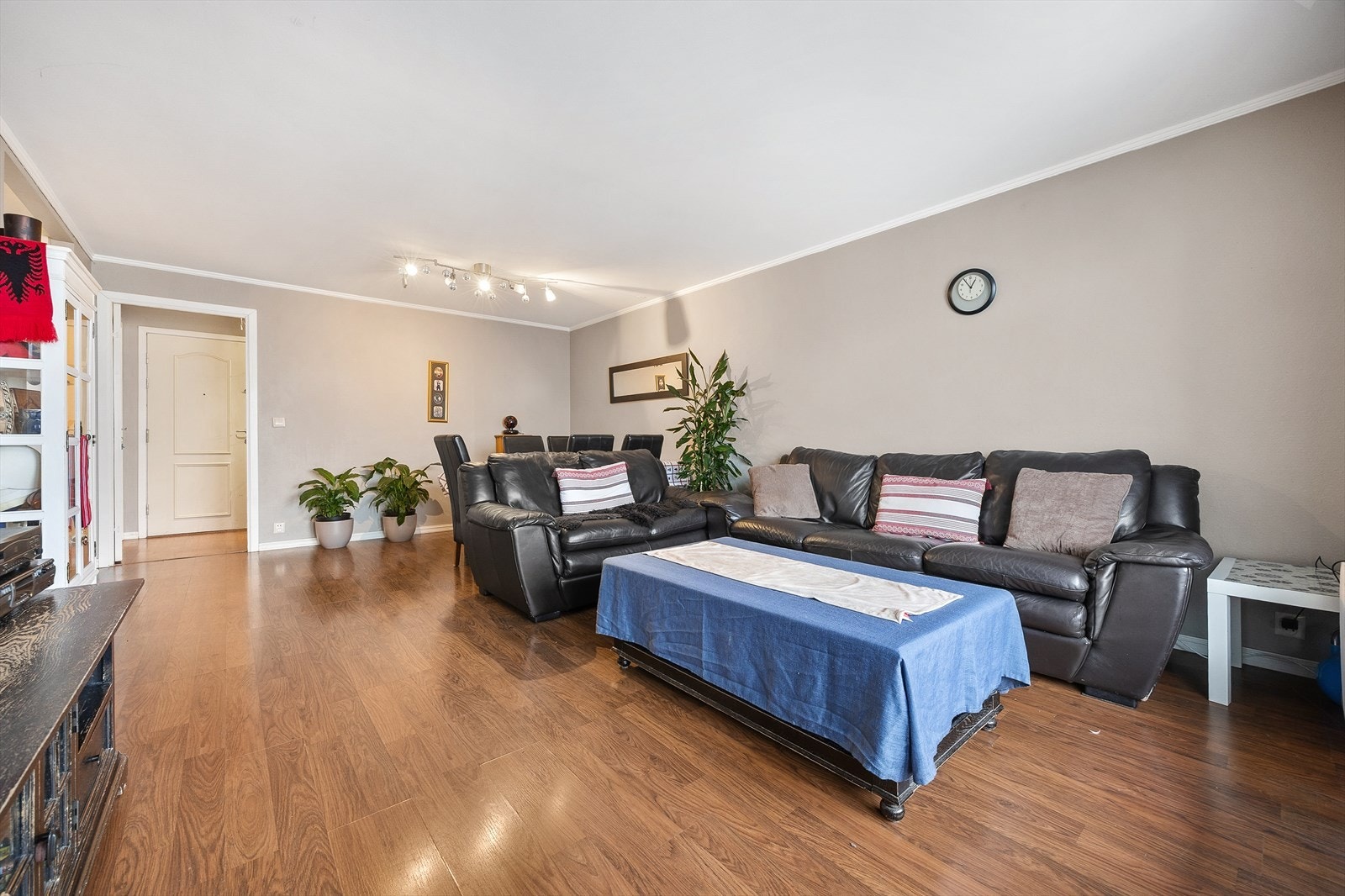 Stuen har en takhøyde på 239 cm, laminat på gulv og malte veggflater. Galleribilde