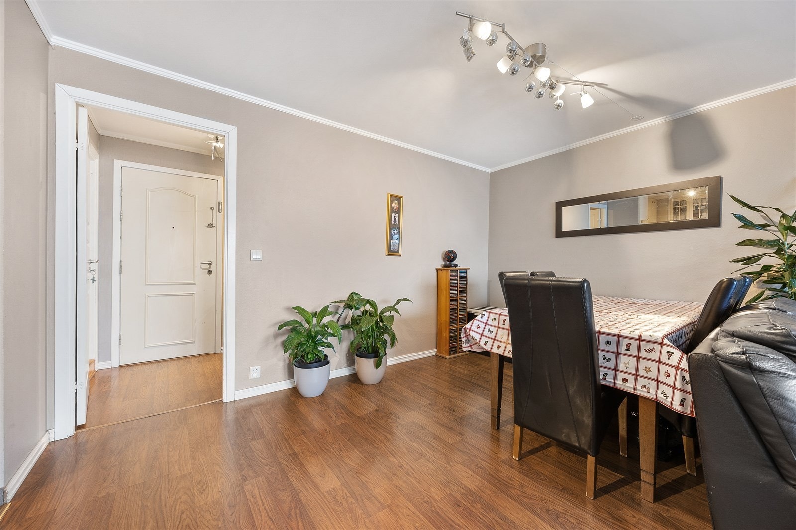 Den åpne løsningen gir fleksibilitet for møblering av en egen spiseplass. Galleribilde