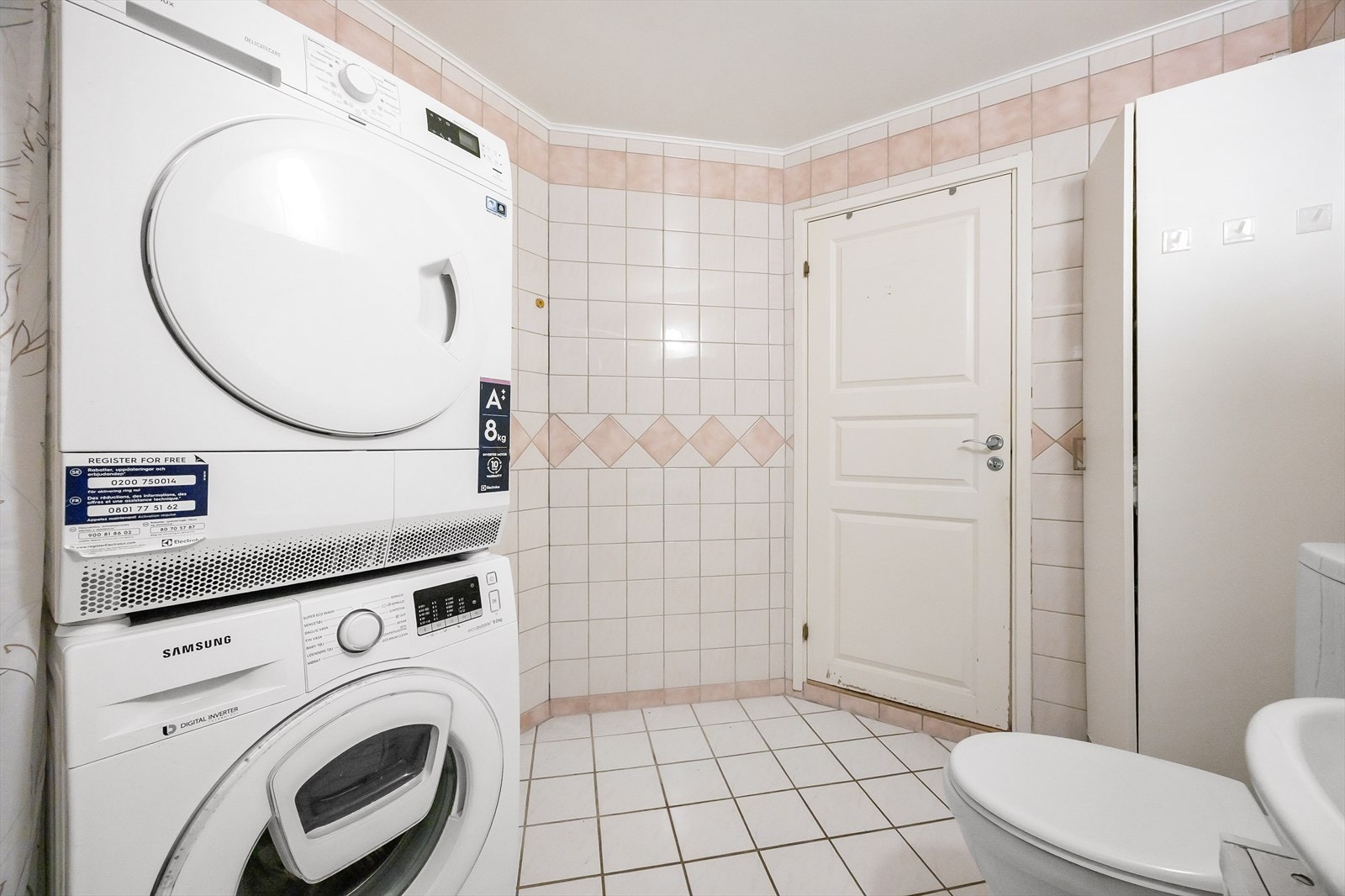 God plassutnyttelse på badet med mulighet for både vaskemaskin og tørketrommel. Galleribilde