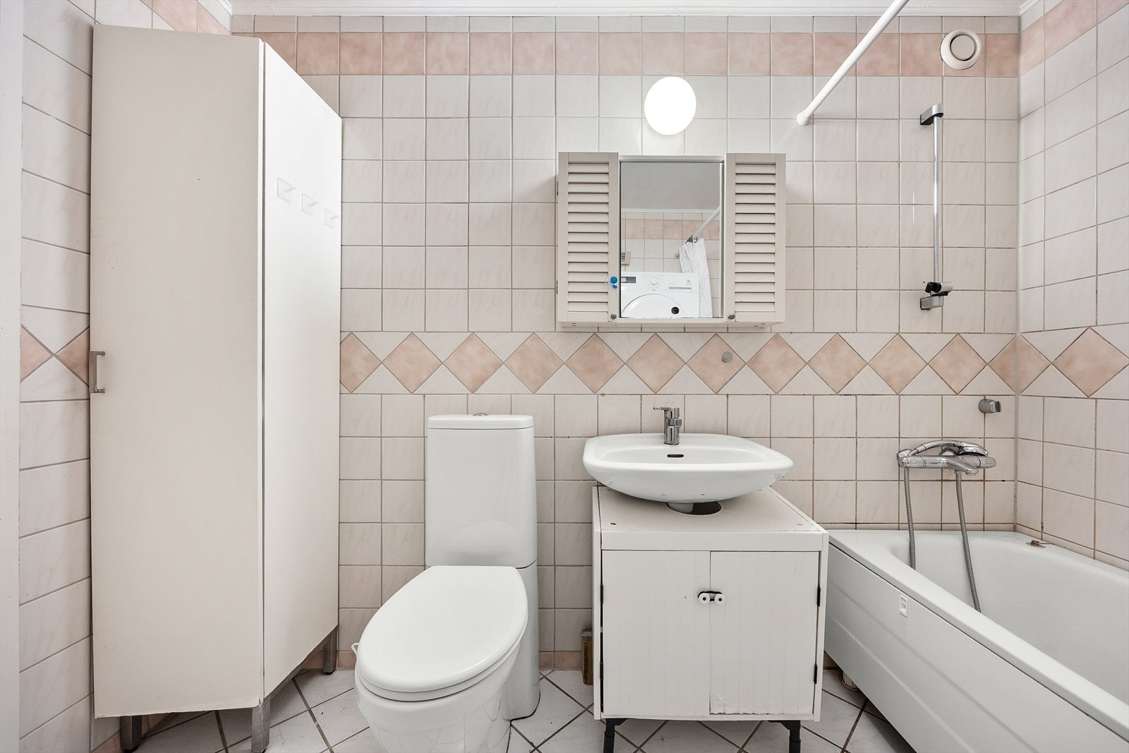 Badet har mekanisk avtrekk som styres sentralt. Servantarmaturet ble skiftet i 2025. Galleribilde